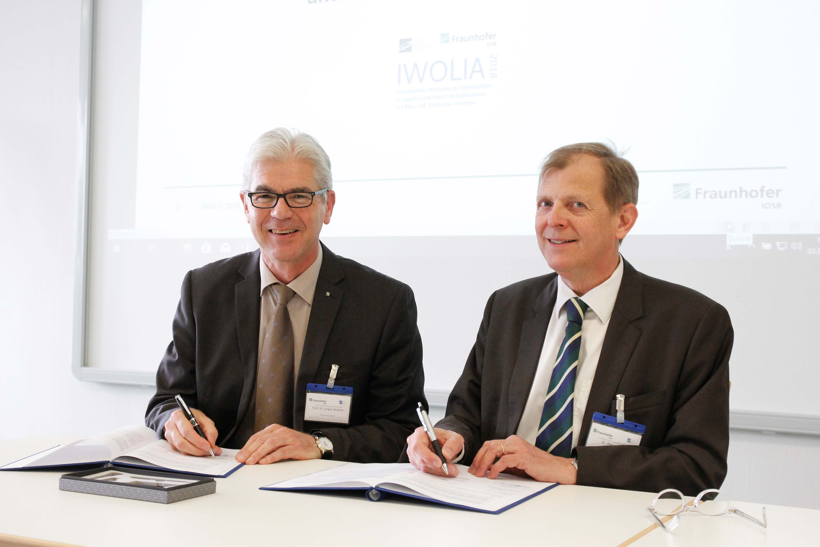 Professor Dr.-Ing. habil. Jürgen Beyerer (links) und UTT-Präsident Dr. Pierre Koch unterzeichnen den Kooperationsvertrag